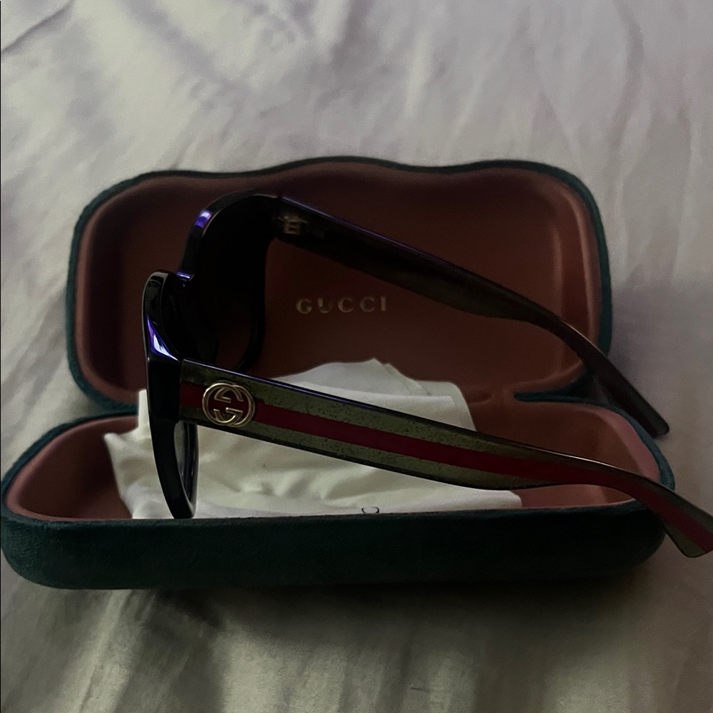 Gucci Elegant Black Sunglasses - Picture 2 of 2